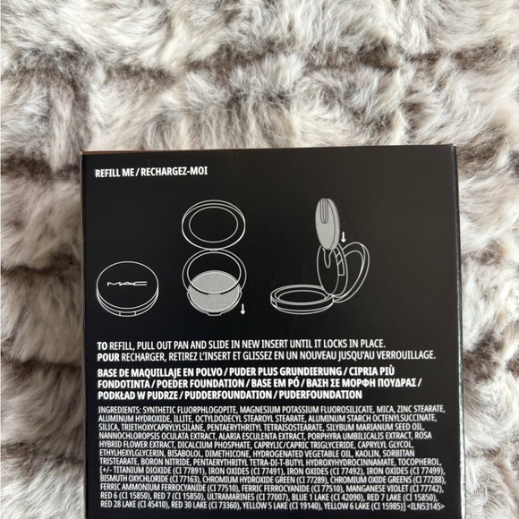 MAC Refillable Powder Foundation Compact - Picture 2 of 2